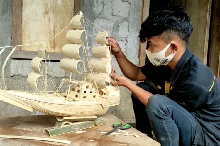 Kerajinan menjadi hiasan indah di rumah. Sumber: https://regional.kompas.com. Air Mancur dari Bambu