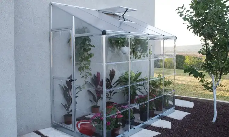 Tipe greenhouse lean to, Sumber: canada-greenhouse-kits.ca