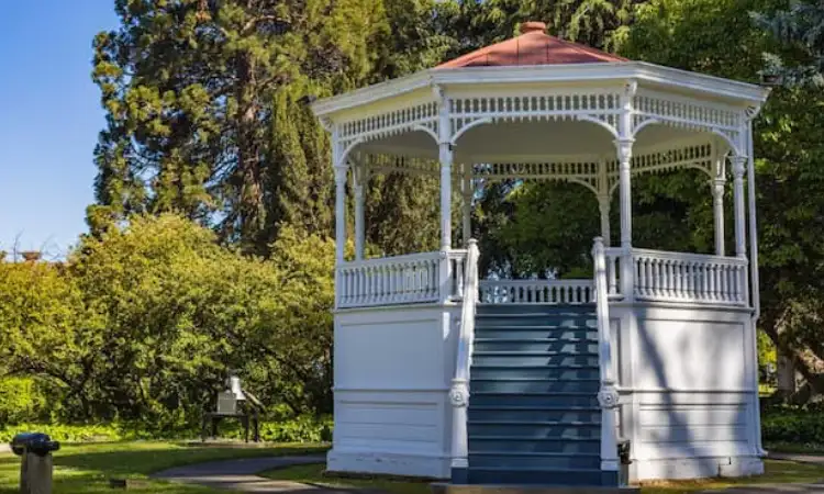 Gazebo dari beton, Sumber: klopmart.com