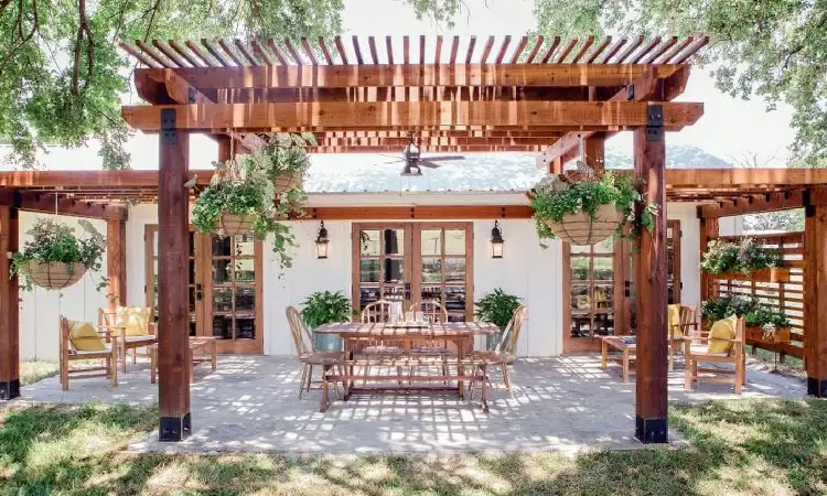 Pergola Kayu Klasik, Sumber: courtina.id