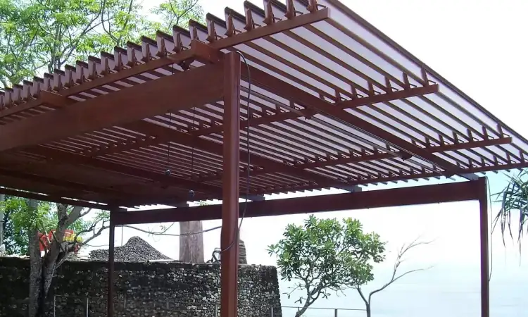 Pergola Kayu dengan Atap Louver, Sumber: sunlouvrebali.id
