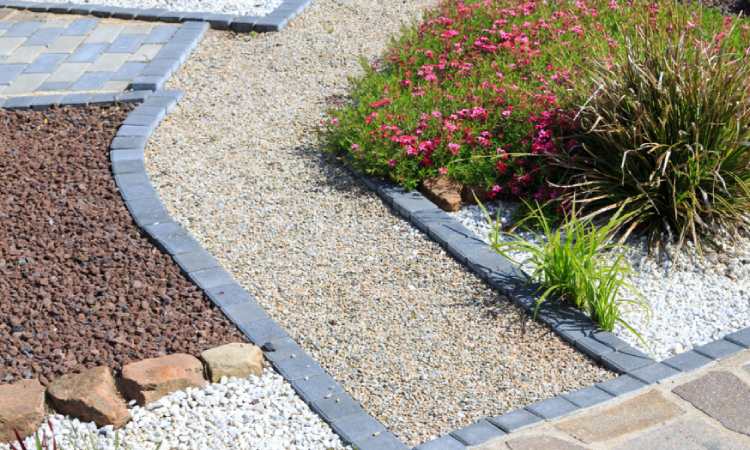 Jalan Setapak Kerikil Putih dengan Batu Frame, Sumber: braytopsoilandgravel.com