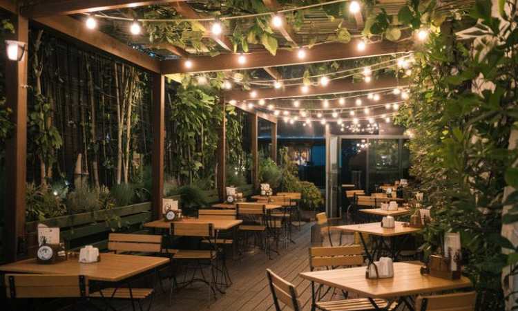 Cafe dengan pencahayaan hangat, Sumber: pinterest.com