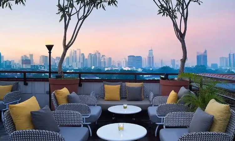 Cafe rooftop, Sumber: jalanjalanyuk.co.id