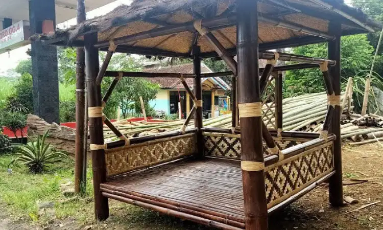 Gazebo Bambu dengan Dinding Anyam, Sumber: facebook.com